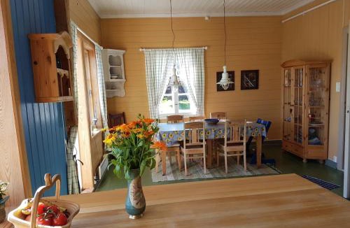 Kvinnherad Apartment | Charming sea house with sauna and private jetty