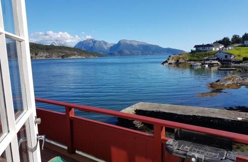 Kvinnherad Apartment | Charming sea house with sauna and private jetty