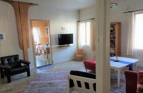 Kvinnherad Apartment | Charming sea house with sauna and private jetty