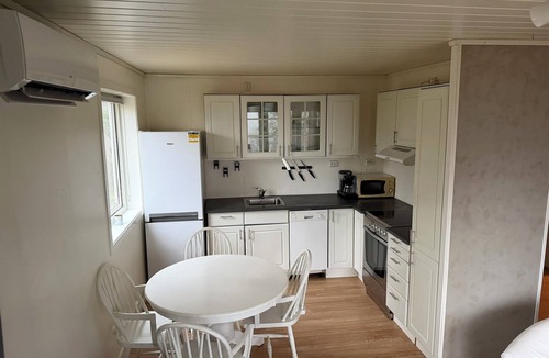 Ytrebygda Cabin | Charming sea view