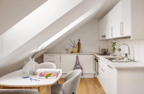 Bergenhus Apartment | Charming Seaside Apartment in Bergen with Stunning Views