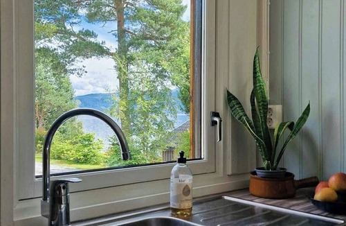 Torjulvagen House | Charming seaside cabin in Tingvoll