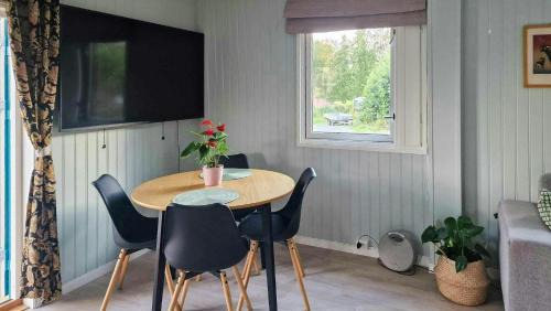 Torjulvagen House | Charming Seaside Cabin In Tingvoll