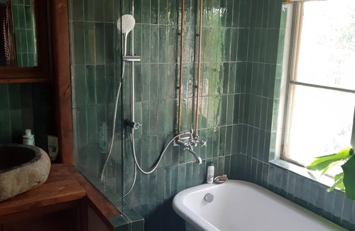 Drottningholm Cabin | Charming Swiss Retreat with Garden, 3 minutes from the lake