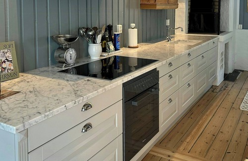 Gressvik House | Charming Swiss-style Cabin on Hankø