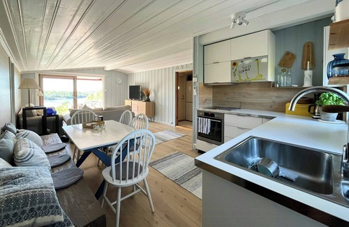 Bamble House | Coastal cabin with sunshine all day