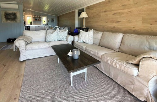 Bamble House | Coastal cabin with sunshine all day
