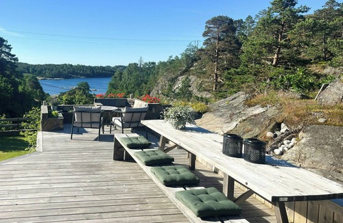 Bamble House | Coastal cabin with sunshine all day