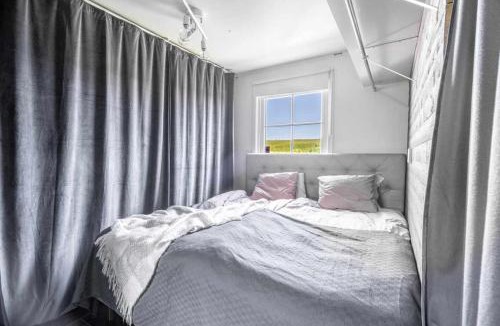Bjasta House | Coastal gem with beach, wooden sauna & canoes