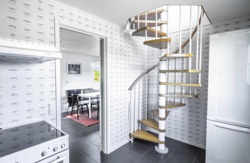 Bjasta House | Coastal gem with beach, wooden sauna & canoes