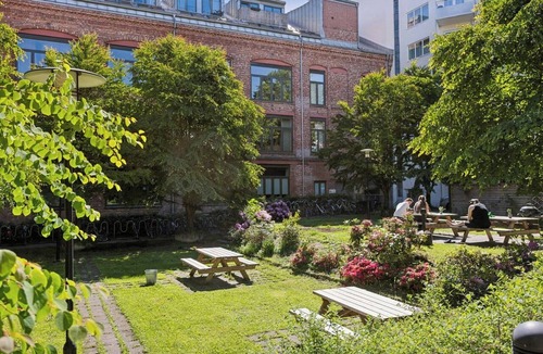 Gamle Oslo Apartment | Colourful flat with courtyard in central Oslo