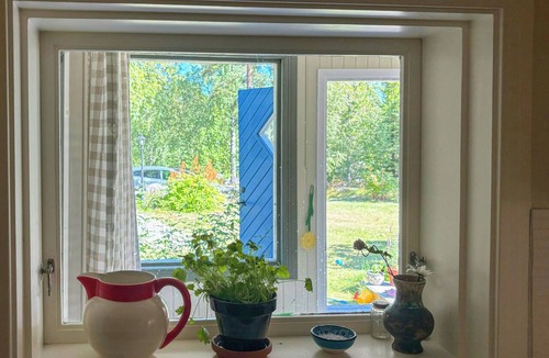 Nordanstig Municipality House | Colourful home by Sörfjärden's sandy beach