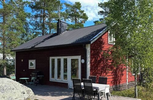 Nordanstig Municipality House | Colourful home by Sörfjärden's sandy beach