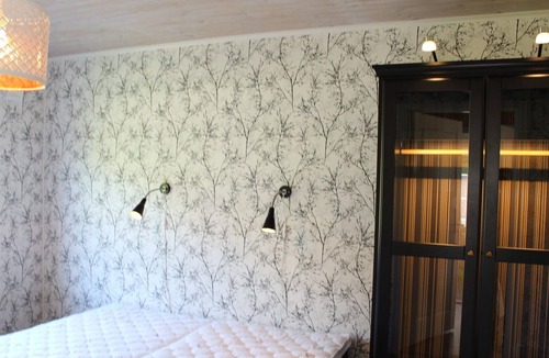 Vackelsang House | Comfort holiday home with lake location, motor boat and pool
