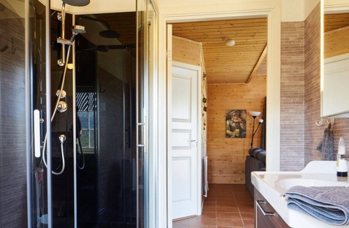 Vackelsang House | Comfort holiday home with lake location, motor boat and pool