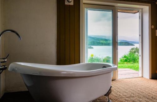 Vestre Slidre House | Cosy basement room, bathtub and sauna with a stunning view