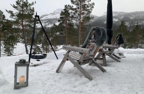 Treungen Ski Chalet | Cosy cabin between lake and mountain