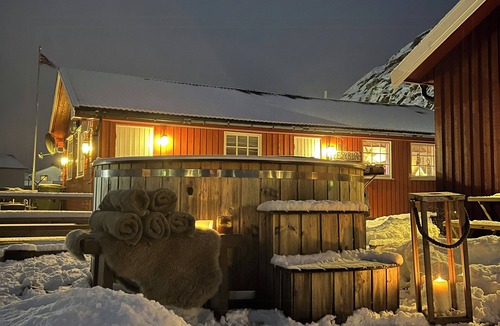 Skrova House | Cosy cabin on jetty in Lofoten