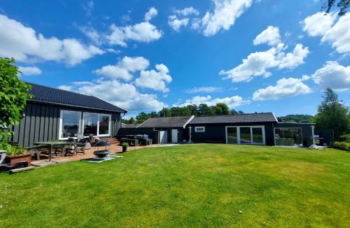Grimstad House | Cosy family home with pool