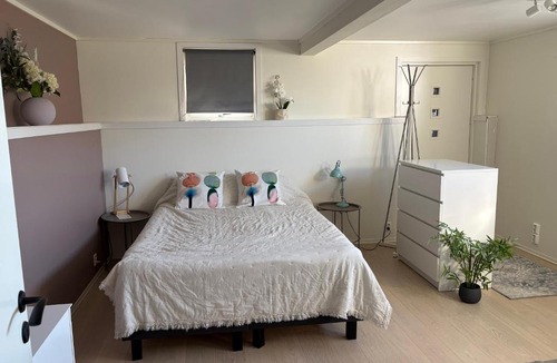Tromsdalen House | Cosy studio apartment by the Cable Car, private entrance and bathroom