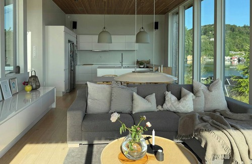 Sveio House | Cottage and boathouse by the sea in Sveio