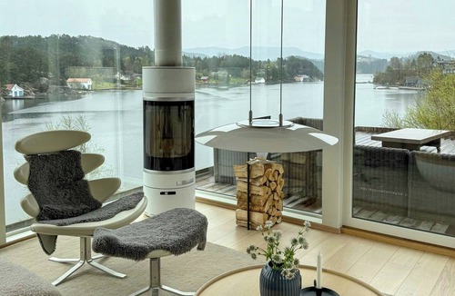 Sveio House | Cottage and boathouse by the sea in Sveio