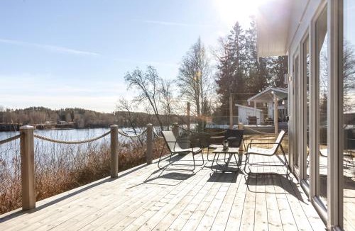 Jamtbo-Sagbo House | Cottage by the river