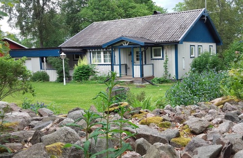 Fagerhult House | Cottage on the lake, child-friendly u. ideal for anglers
