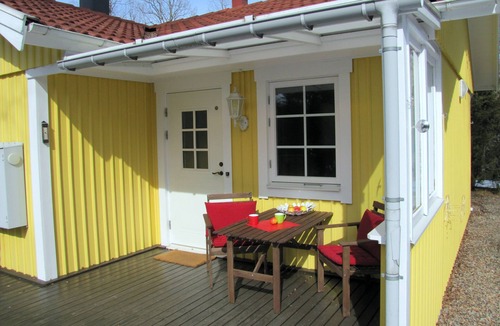 Ronninge House | Cottage on the lake with boat, fiber optic internet, satellite TV, dishwasher, oven.