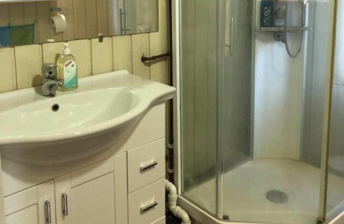 Levanger House | Cottage - Sleeps 6 - Parking - Patio