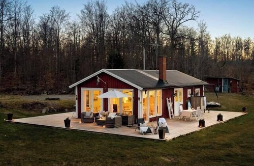 Vaxjo Municipality House | Cottage with beach plot, boat and jetty in Småland