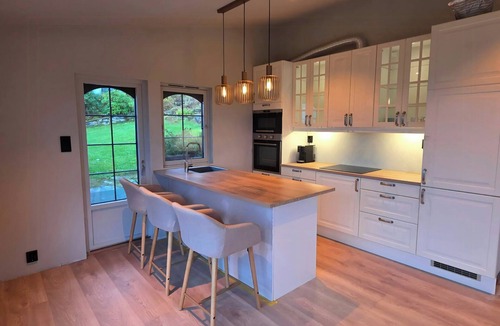 Lindas House | Cottage with fjord and mountain views at Furuåsen