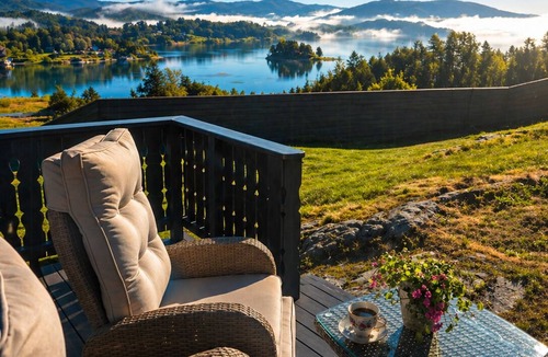 Lindas House | Cottage with fjord and mountain views at Furuåsen
