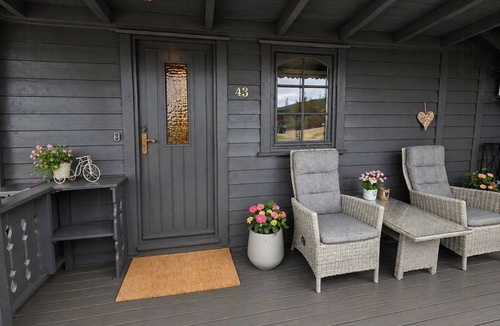 Lindas House | Cottage with fjord and mountain views at Furuåsen