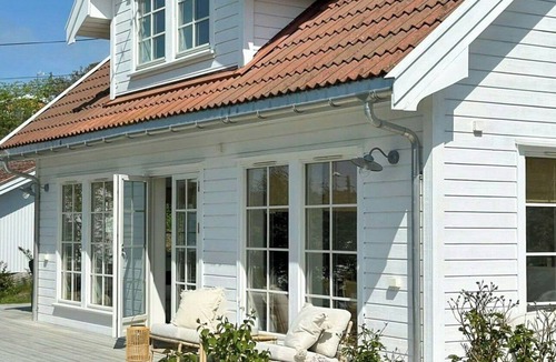 Hvasser House | Cottage with flower garden and veranda on Hvasser