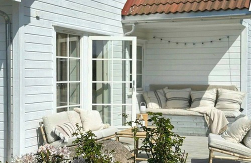 Hvasser House | Cottage with flower garden and veranda on Hvasser