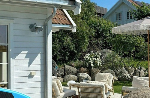 Hvasser House | Cottage with flower garden and veranda on Hvasser