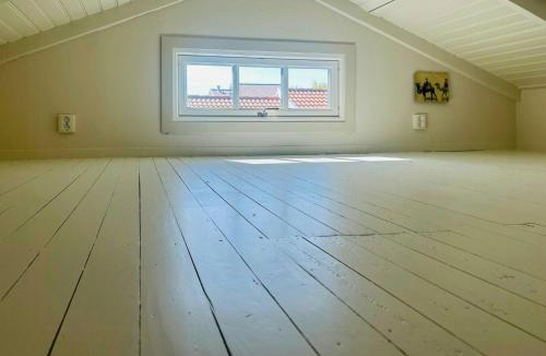 Varberg House | Cottage With Glass Porch By Apelviken Beach