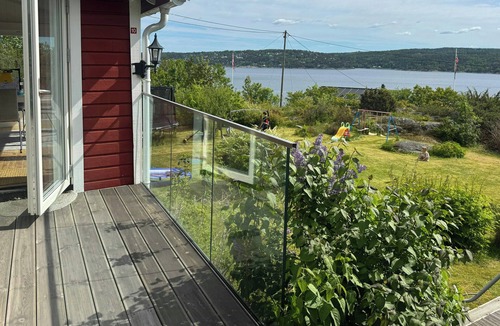 Filtvet House | Cottage with private garden near Vilma Sjøbad