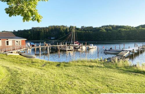 Nosund House | Cottage with Private Shoreline in Boxvik SE09128