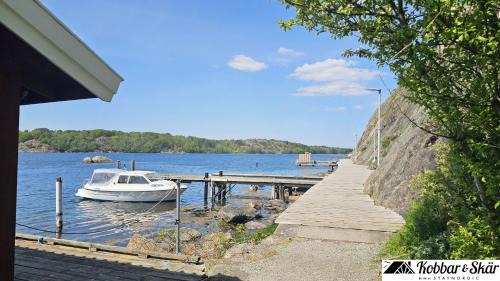 Nosund House | Cottage with Private Shoreline in Boxvik SE09128