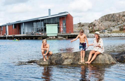 Roennaeng House | Cottage with sea view at Tjorn Island