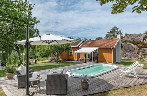 Brastad House | Country estate with tennis and pool near Lysekil