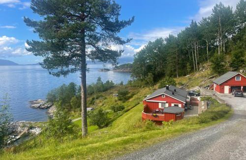 Andalsnes House | Countryside apartment close to sea and mountains