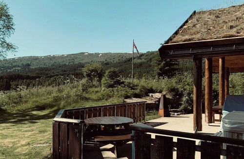 Solberg House | Countryside cabin with jacuzzi near Stryn