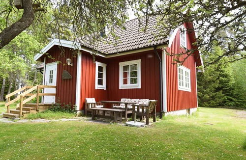 Mellerud O Ski Chalet | Cozy and rural holiday accommodation 150 meters from Lake Vänern | SE17003