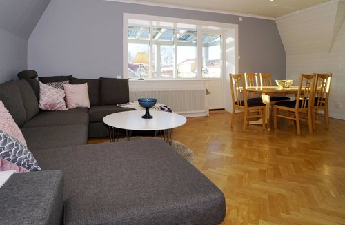 Jarvso Apartment | Cozy apartment with sliding doors and high ceilings in central Järvsö
