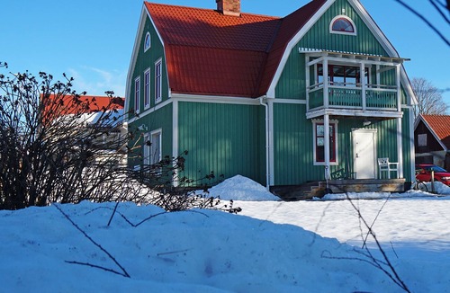 Jarvso Apartment | Cozy apartment with sliding doors and high ceilings in central Järvsö