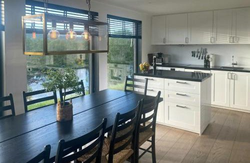 Hovden House | Cozy Architect-Designed Cabin With River View