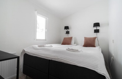 Are House | Cozy Cabin for 5 with Free parking